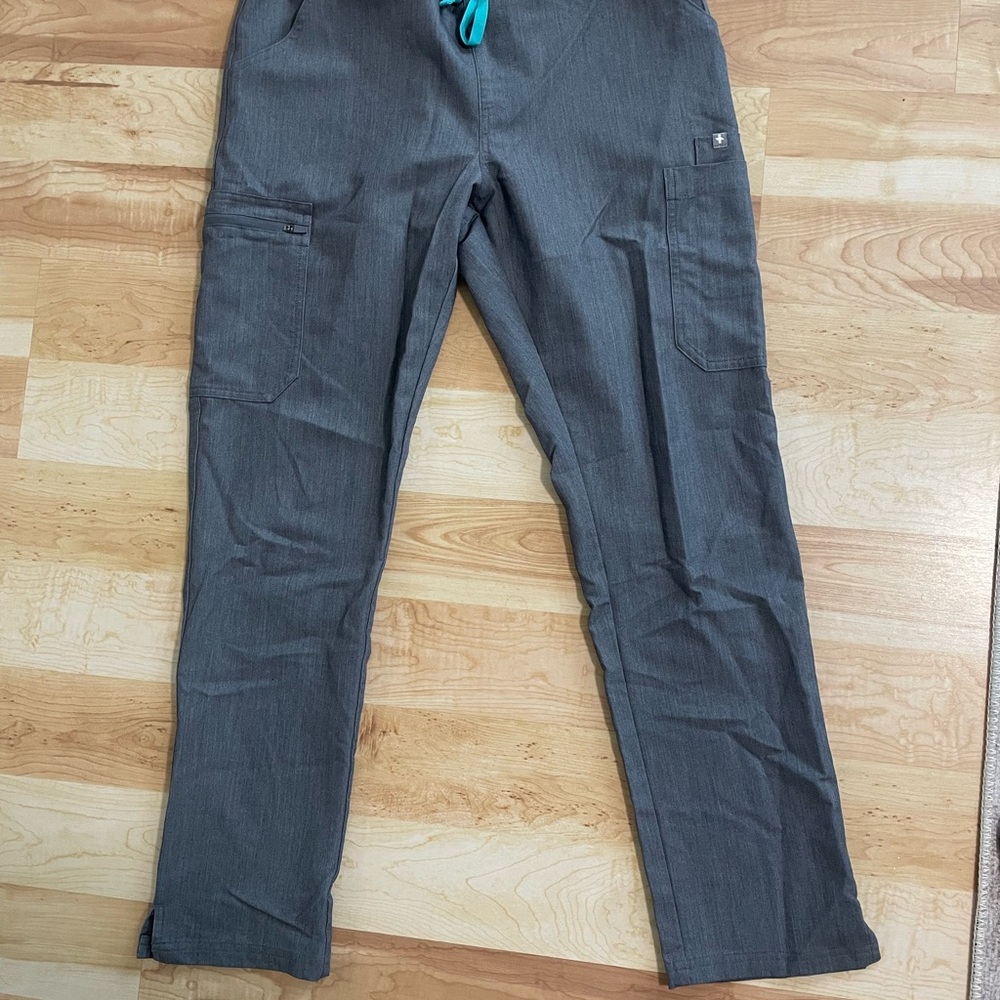 Women’s Figs Kade Cargo Scrub Pants in Graphite